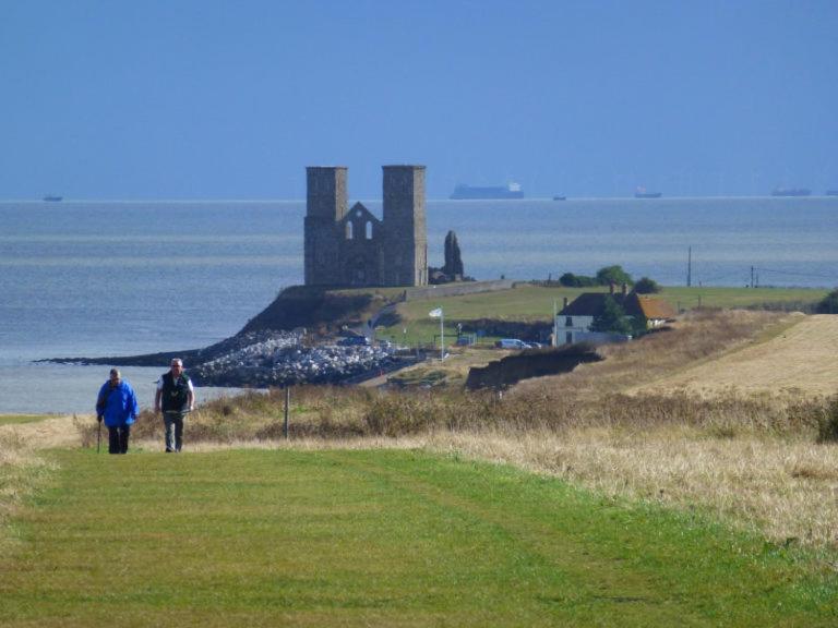 Отель Oyster Etchingham Seaview Уитстабл Экстерьер фото